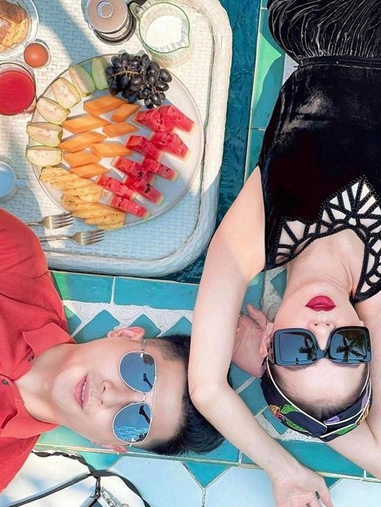 Dù chưa từng trực tiếp công khai nhắc đến tên người ấy nhưng Lệ Quyên đã có những tâm sự về mối quan hệ khiến cô nhận nhiều lời dị nghị này: “Người đàn ông của hiện tại, hay ít nhất mình có thể nói rằng từ giờ trở đi sẽ là người mang nhiều áp lực hơn rất nhiều. Bởi vì họ xui, họ gặp Quyên lúc Quyên quá rực rỡ, có quá nhiều thứ. Nên tất cả mọi người đều hoài nghi tình cảm của người đó đối với Quyên là 'Có thật hay không?' và nói những lời rất cay đắng, không thể nào tránh được…Quyên có trực giác, Quyên có cảm nhận, Quyên có đủ kinh nghiệm để biết người bên cạnh mình là người như thế nào”