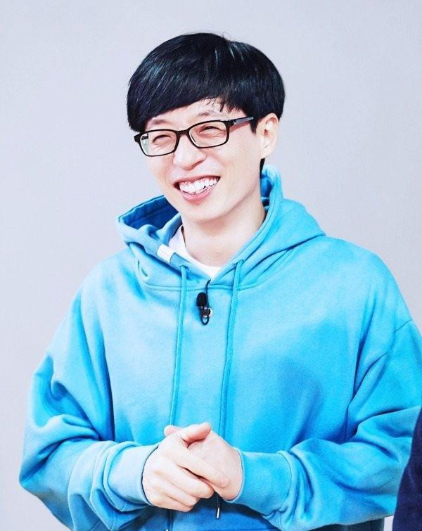 “MC quốc dân” Yoo Jae Suk đã có 30 năm hoạt động trong ngành giải trí. Anh được dân Hàn yêu mến nhờ nhờ tính cách tốt bụng, chăm chỉ và đời tư sạch sẽ. Yoo Jae Suk là MC duy nhất dẫn dắt cả 3 chương trình có rating cao nhất như Running Man (đài SBS), Infinity Challenge (MBC) và Happy Together (KBS). Bên cạnh đó anh còn cầm trịch nhiều show ăn khách khác như Family Outing, I'm A Man, Sugar Man, You Quiz On The Block... “MC quốc dân” Yoo Jae Suk đã có 30 năm hoạt động trong ngành giải trí. Anh được dân Hàn yêu mến nhờ nhờ tính cách tốt bụng, chăm chỉ và đời tư sạch sẽ. Yoo Jae Suk là MC duy nhất dẫn dắt cả 3 chương trình có rating cao nhất như Running Man (đài SBS), Infinity Challenge (MBC) và Happy Together (KBS). Bên cạnh đó anh còn cầm trịch nhiều show ăn khách khác như Family Outing, I'm A Man, Sugar Man, You Quiz On The Block...