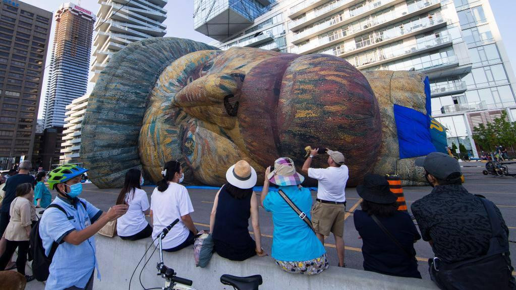 Một chiếc khinh khí cầu khổng lồ hình đầu họa sĩ Van Gogh ở Toronto, Canada đã thu hút đông đảo sự chú ý của người đi đường.
