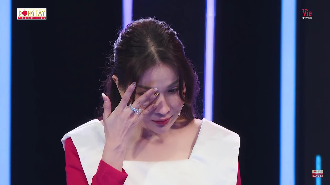 Khả Như không giấu nổi sự xúc động Khả Như không giấu nổi sự xúc động