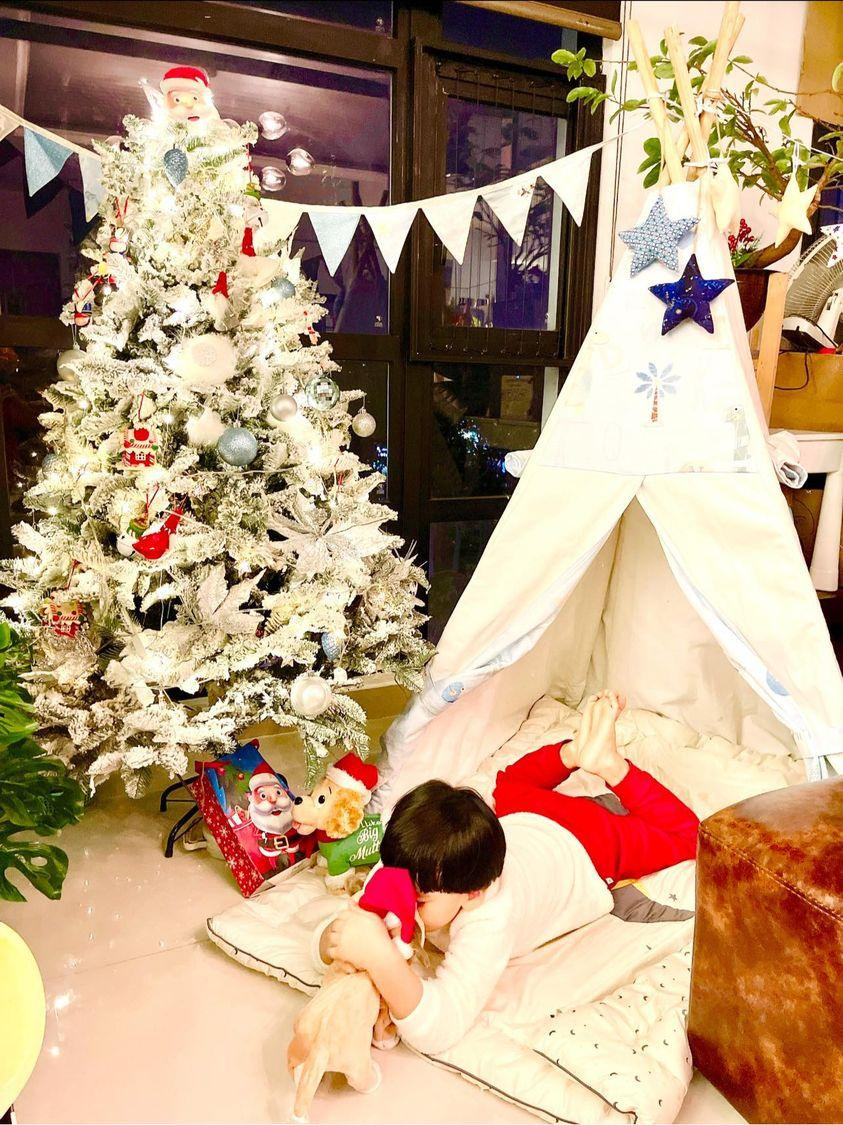 Diễn viên Ngọc Lan đăng tải ảnh con trai nhỏ bên cây thông được trang trí vô cùng lung linh và ấm áp.