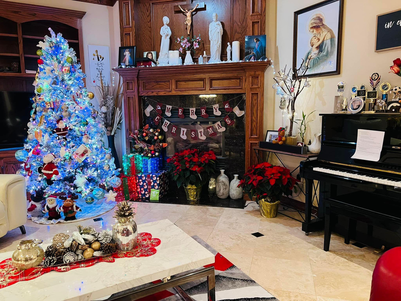 Không gian phòng khách có lò sưởi, cây thông và những đồ trang trí đậm màu sắc Noel.