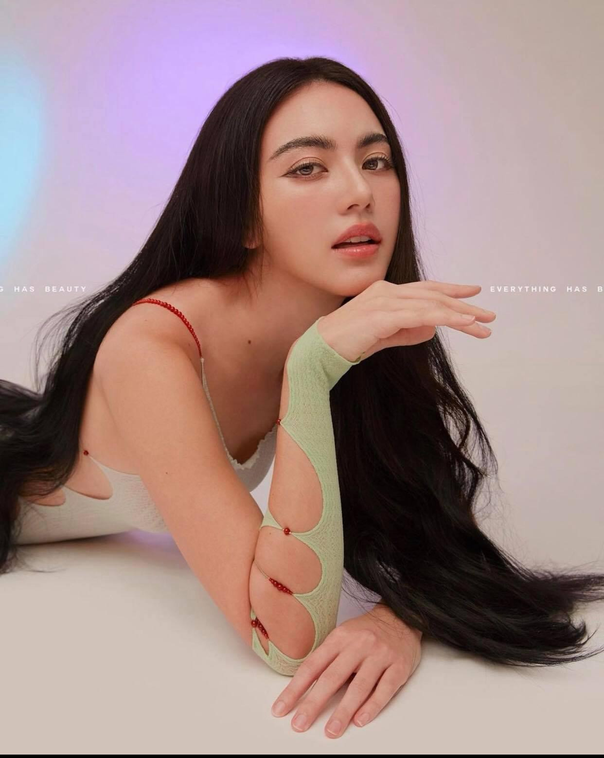 Chỉ sau ít giờ đồng hồ đăng tải, loạt hình nóng bỏng của “ma nữ đẹp nhất Thái Lan” đã nhận được hơn 600 nghìn lượt thích cùng hằng trăm bình luận trên mạng xã hội.