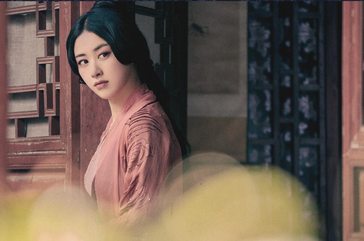 Chu Châu vào vai Khang Mẫn. Cô từng đóng Lộc Đỉnh Ký 2020 (vai Tô Thuyên, vợ cả của Vi Tiểu Bảo) và lọt vào bảng xếp hạng 100 gương mặt đẹp nhất thế giới do trang web TC Candler (Mỹ) thực hiện.