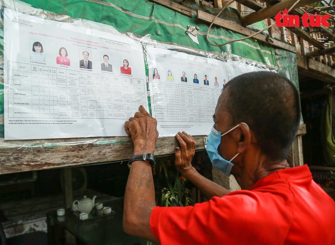 Ông Nguyễn Đăng Được - Trưởng "xóm ngụ cư" đang chăm chú xem danh sách các đại biểu. Ông Nguyễn Đăng Được - Trưởng "xóm ngụ cư" đang chăm chú xem danh sách các đại biểu.