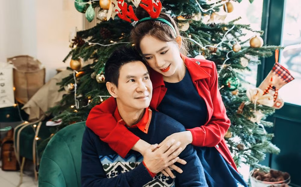 Khoảnh khắc tình cảm của hai vợ chồng.
