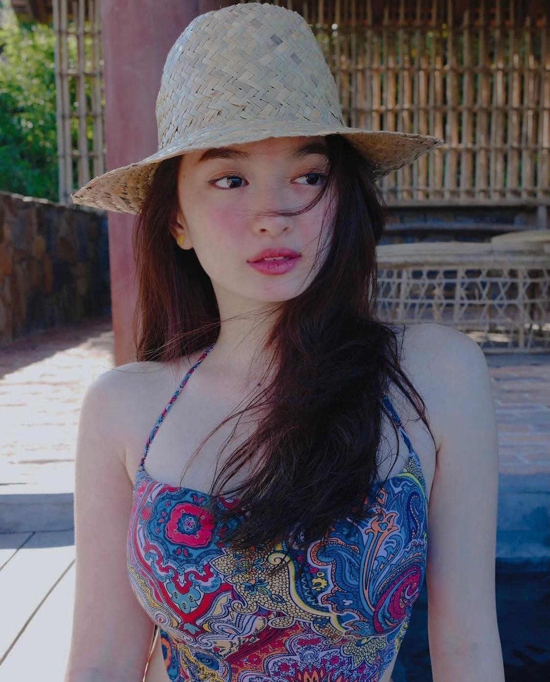 Bộ ảnh bikini của cô nhận được lượng tương tác lớn trên mạng xã hôi, nhiều hội nhóm chia sẻ đạt đến hàng trăm nghìn lượt thích cùng hàng nghìn lượt bình luận Bộ ảnh bikini của cô nhận được lượng tương tác lớn trên mạng xã hôi, nhiều hội nhóm chia sẻ đạt đến hàng trăm nghìn lượt thích cùng hàng nghìn lượt bình luận