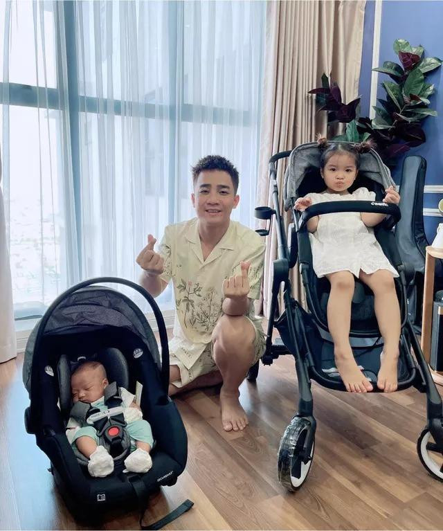 Diễn viên Đỗ Duy Nam hạnh phúc bên cậu con trai mới chào đời: "Ngày Cu Bắp đầy tháng cũng là Ngày Gia đình Việt Nam đấy các cô các chú ơi. Năm nay nhà cháu có thêm thành viên mới, nhà cửa lúc nào cũng ríu rít", anh viết