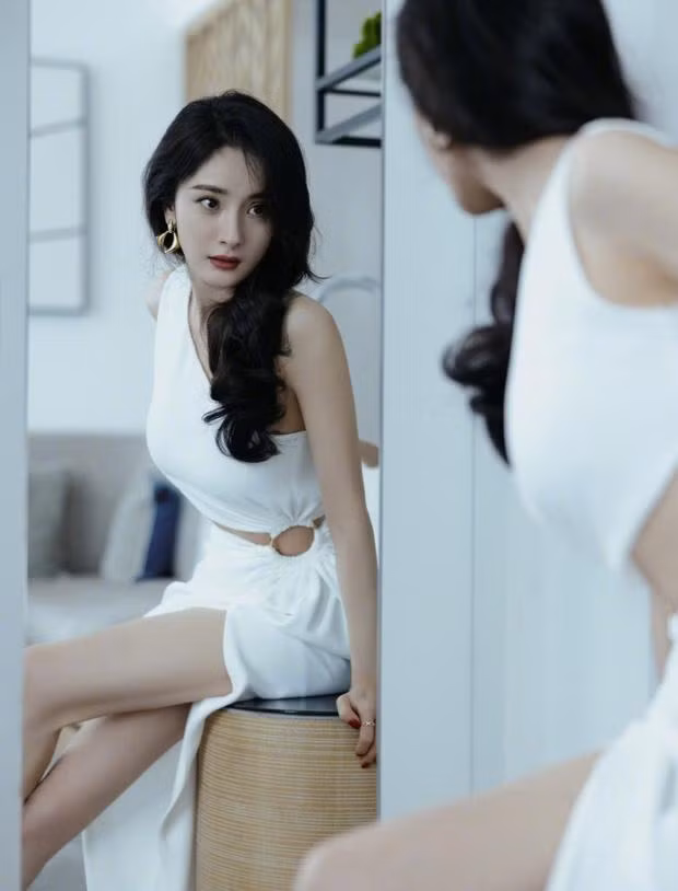 Weibo Gia Hành Dương Mịch Studio ngay lập tức chiêu đãi người hâm mộ những thước hình HD đẹp mắt của người đẹp.