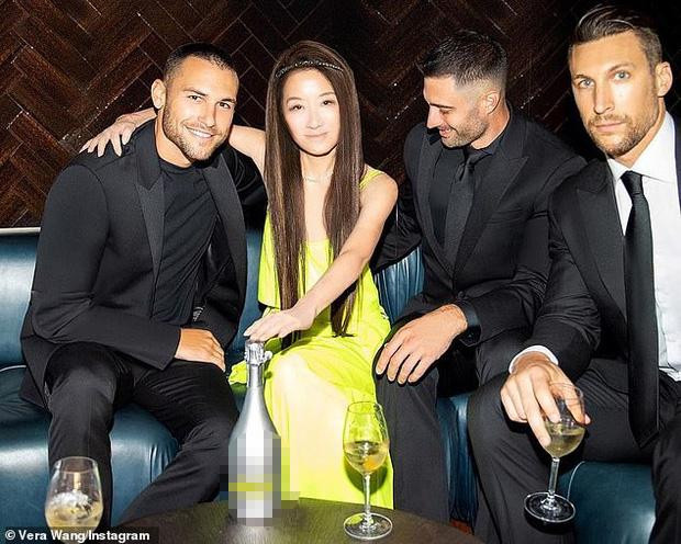 Được biết đây là buổi tiệc sinh nhật muộn của Vera Wang cùng bạn bè. Trong bộ đầm vàng neon nổi bật, nhà mốt khiến người ta ngỡ ngàng vì nhan sắc lão hóa ngược