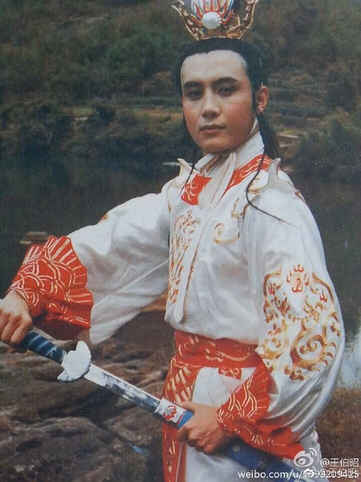 Tây Du Ký bản 1986, Vương Bá Chiêu trong vai Bạch Long Mã (con trai Tây Hải Long Vương hóa thân thành 1 con ngựa trắng) đưa Đường Tăng đi thỉnh kinh