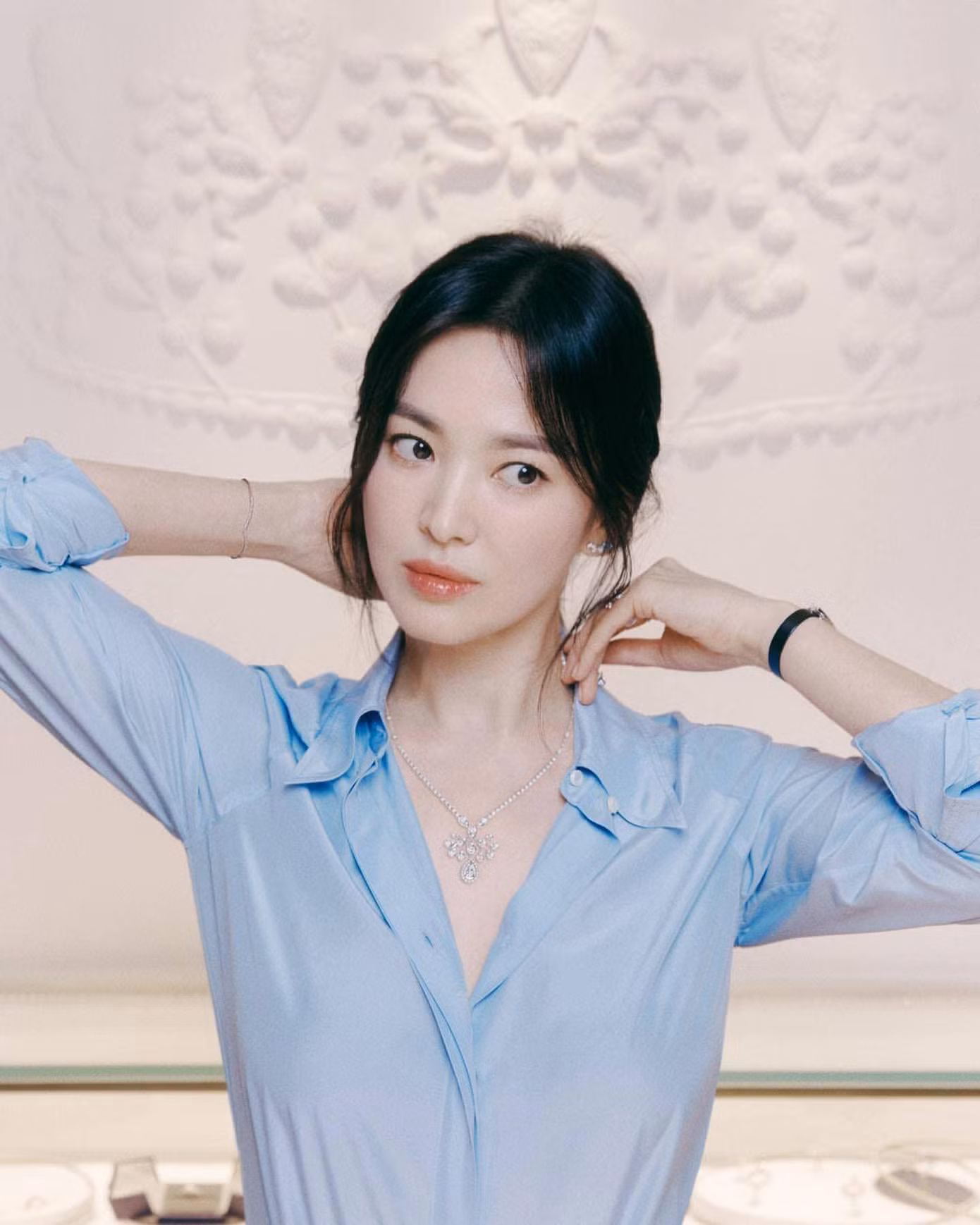 Song Hye Kyo sinh năm 1981 tại Daegu, Hàn Quốc, là nữ diễn viên nổi tiếng hàng đầu ở Hàn Quốc và nhiều nước châu Á. Tên tuổi của cô tỏa sáng nhờ ghi dấu với Trái tim mùa thu (2000), Một cho tất cả (2003), Ngôi nhà hạnh phúc (2004), Gió đông năm ấy (2013), Hậu duệ mặt trời (2016),…Ở tuổi 39, mỹ nhân đang ở đỉnh vinh quang cả về sắc đẹp và sự nghiệp. Cô trải qua cuộc hôn nhân ngắn ngủi với tài tử Song Joong Ki. Song Hye Kyo sinh năm 1981 tại Daegu, Hàn Quốc, là nữ diễn viên nổi tiếng hàng đầu ở Hàn Quốc và nhiều nước châu Á. Tên tuổi của cô tỏa sáng nhờ ghi dấu với Trái tim mùa thu (2000), Một cho tất cả (2003), Ngôi nhà hạnh phúc (2004), Gió đông năm ấy (2013), Hậu duệ mặt trời (2016),…Ở tuổi 39, mỹ nhân đang ở đỉnh vinh quang cả về sắc đẹp và sự nghiệp. Cô trải qua cuộc hôn nhân ngắn ngủi với tài tử Song Joong Ki.