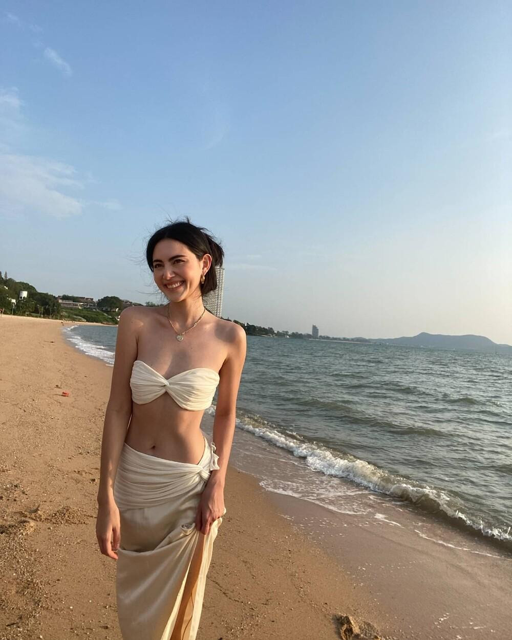 Tỏa sáng với nụ cười rạng rỡ, Mai Davika diện bộ bikini màu nude để lộ vai trần gợi cảm và vòng eo con yên thon gọn. Những lần nữ diễn viên khoe vóc dáng cơ thể đáng mơ ước đều gây “bão” cộng đồng mạng