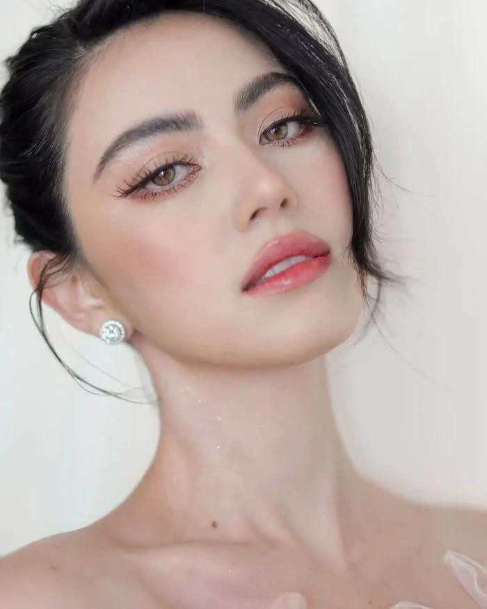 Người hâm mộ không ngừng xuýt xoa mỗi khi mỹ nhân Thái xuất hiện với một hình ảnh mới. Người hâm mộ không ngừng xuýt xoa mỗi khi mỹ nhân Thái xuất hiện với một hình ảnh mới.