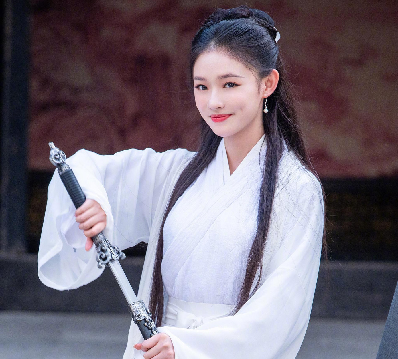 Show truyền hình &quot;Manh thám tra án&quot; ngày 30/7 vừa qua, “mỹ nhân ngư” Lâm Duẫn bất ngờ tái hiện hình ảnh Tiểu Long Nữ trong Thần điêu đại hiệp bản 1995 do Lý Nhược Đồng đảm nhiệm.