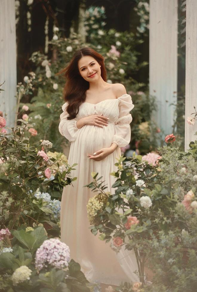 Tháng 6/2020, Phanh Lee bất ngờ tổ chức đám cưới với ông xã doanh nhân. Lễ cưới cổ tích được tổ chức tại một resort hạng sang ở Đà Nẵng.