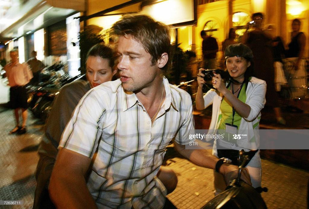 Brad diện một chiếc áo sơmi carô sọc, còn Angelina gợi cảm trong chiếc đầm đen đơn giản, khoác một chiếc khăn voan màu ghi