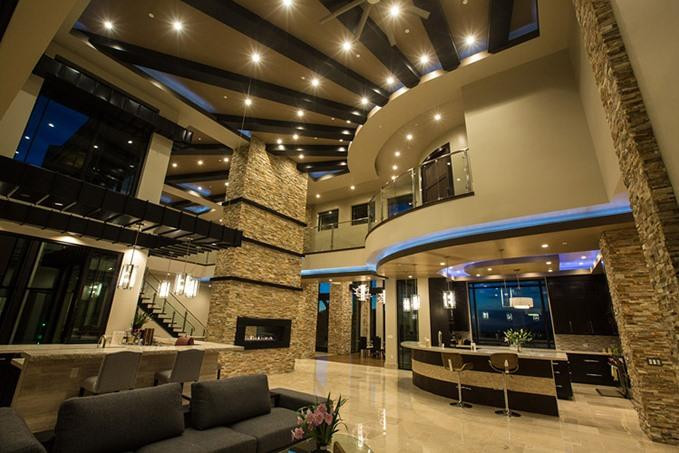 Thủy Tiên - vợ Đan Trường - cho biết khu nhà ở có diện tích 1.500 m2, còn lại là khuôn viên bao quanh. Kiến trúc sư của biệt thự này từng thiết kế nhà cho diva Céline Dion.