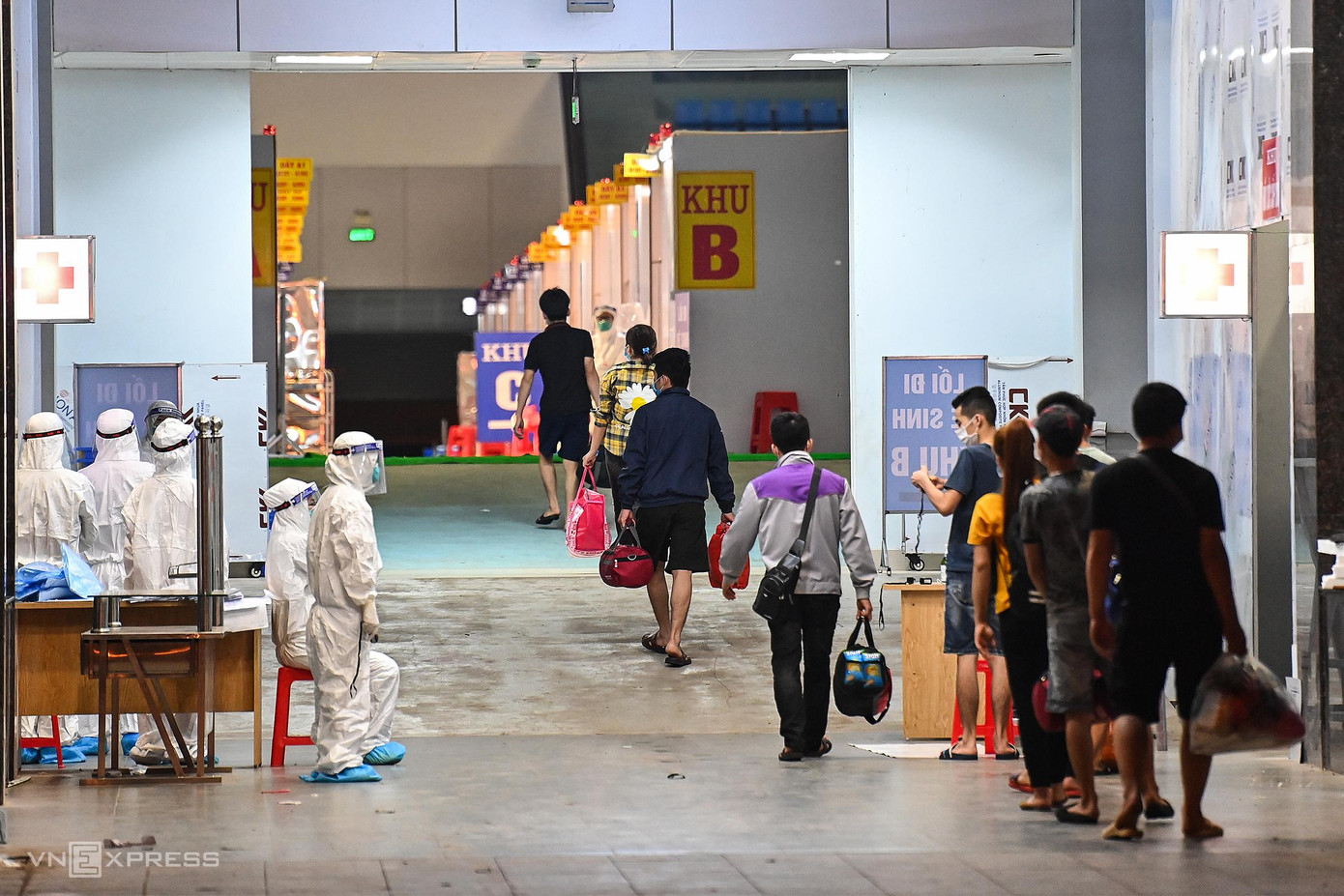 Người bệnh chủ yếu mang đồ đạc, tư trang cá nhân. Nhu yếu phẩm được đóng gói và phát khi bệnh nhân vào buồng bệnh. Trước đó, lực lượng quân đội đã tạo nhà bếp quanh khuôn viên bệnh viện để phục vụ bữa ăn cho bệnh nhân. Người bệnh chủ yếu mang đồ đạc, tư trang cá nhân. Nhu yếu phẩm được đóng gói và phát khi bệnh nhân vào buồng bệnh. Trước đó, lực lượng quân đội đã tạo nhà bếp quanh khuôn viên bệnh viện để phục vụ bữa ăn cho bệnh nhân.