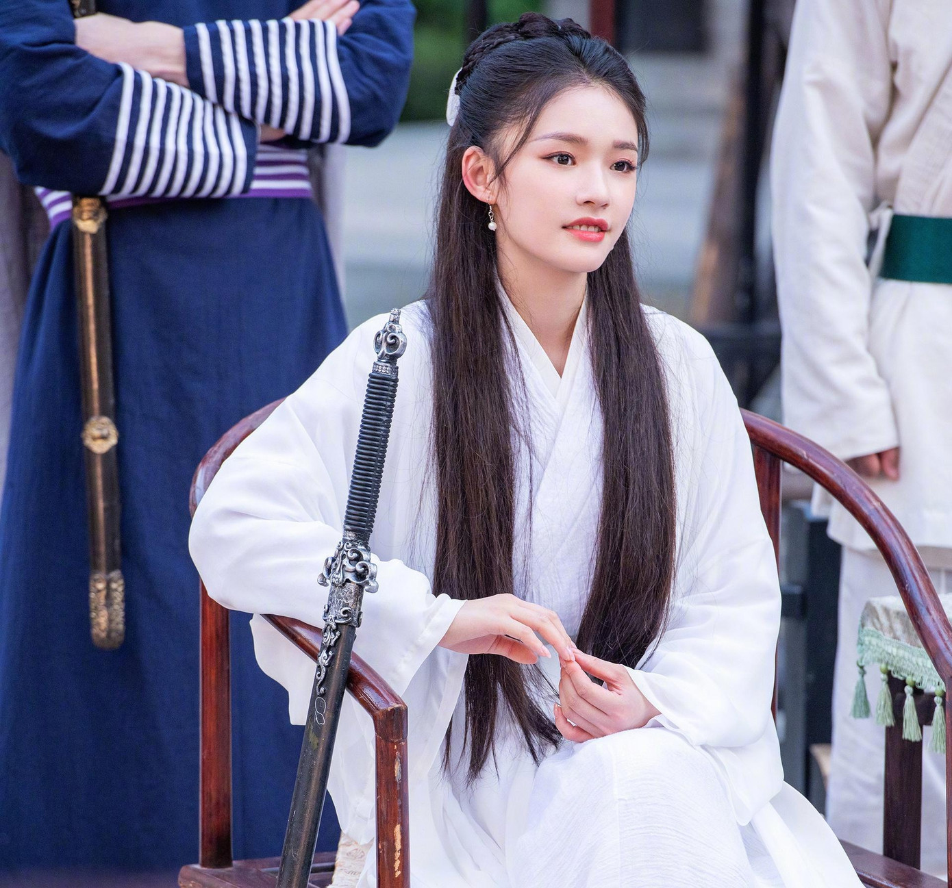 Nữ diễn viên trẻ được khen ngợi về ngoại hình xinh đẹp, rất hợp với tạo hình cổ trang nhưng không ít ý kiến cho rằng cô chưa đủ xuất sắc để toát lên khí chất của Tiểu Long Nữ.