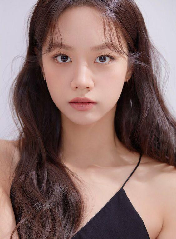 Nữ thần tượng Hyeri gây bất ngờ khi có trong danh sách này. Nổi bật ở cả vai trò là idol lẫn diễn viên, Hyeri đạt 6 tỷ won một năm nhờ quảng cáo, 200 triệu won là chi phí một hợp đồng nếu cô làm đại diện. Nữ thần tượng Hyeri gây bất ngờ khi có trong danh sách này. Nổi bật ở cả vai trò là idol lẫn diễn viên, Hyeri đạt 6 tỷ won một năm nhờ quảng cáo, 200 triệu won là chi phí một hợp đồng nếu cô làm đại diện.