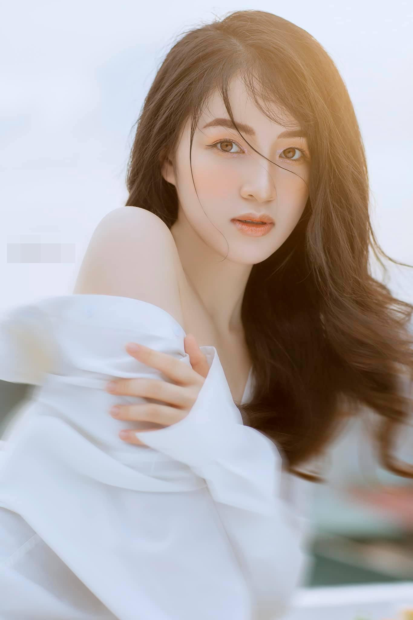 Cô sở hữu ngoại hình xinh xắn, ưa nhìn.