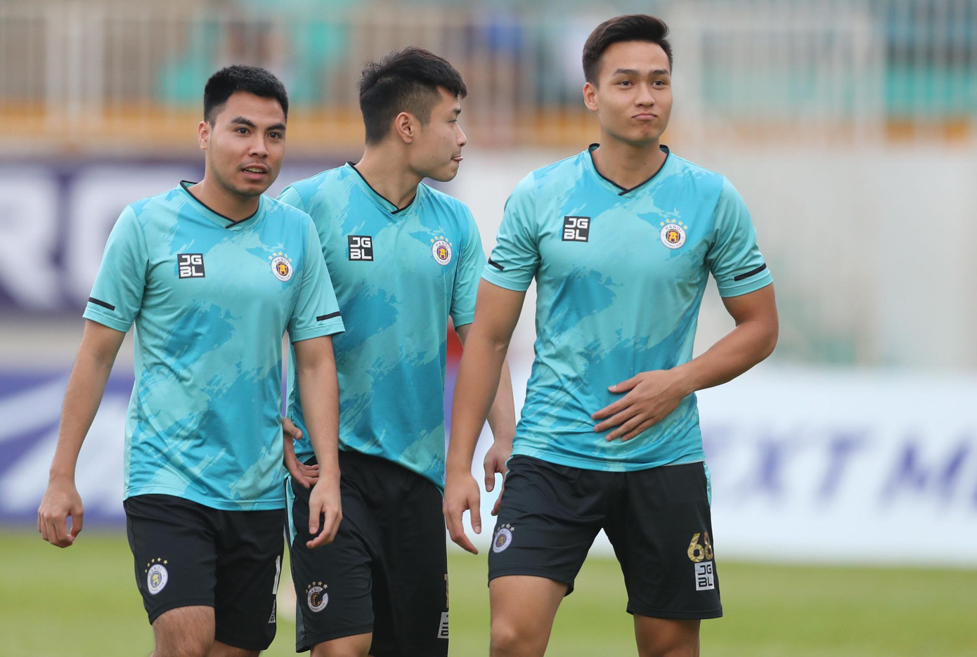 Hai cầu thủ Đức Huy (trái) và Việt Anh (phải) đều không thể ra sân trong trận đấu ngày mai, nhưng vẫn theo chân đội để cùng tập luyện và động viên tinh thần.