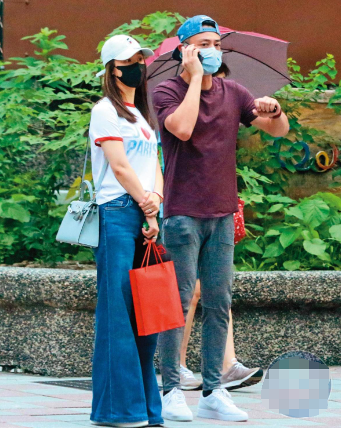 Được biết, ngôi sao “Mỹ nhân tâm kế” vừa hoàn thành bậc thạc sĩ ở tuổi 45. Cô tới trường lần này để bàn giao lại chức chủ tịch hội sinh viên cho đàn em Hứa Vỹ Ninh. Sau đó, hai người cũng tham gia các hoạt động tại trường. Được biết, ngôi sao “Mỹ nhân tâm kế” vừa hoàn thành bậc thạc sĩ ở tuổi 45. Cô tới trường lần này để bàn giao lại chức chủ tịch hội sinh viên cho đàn em Hứa Vỹ Ninh. Sau đó, hai người cũng tham gia các hoạt động tại trường.