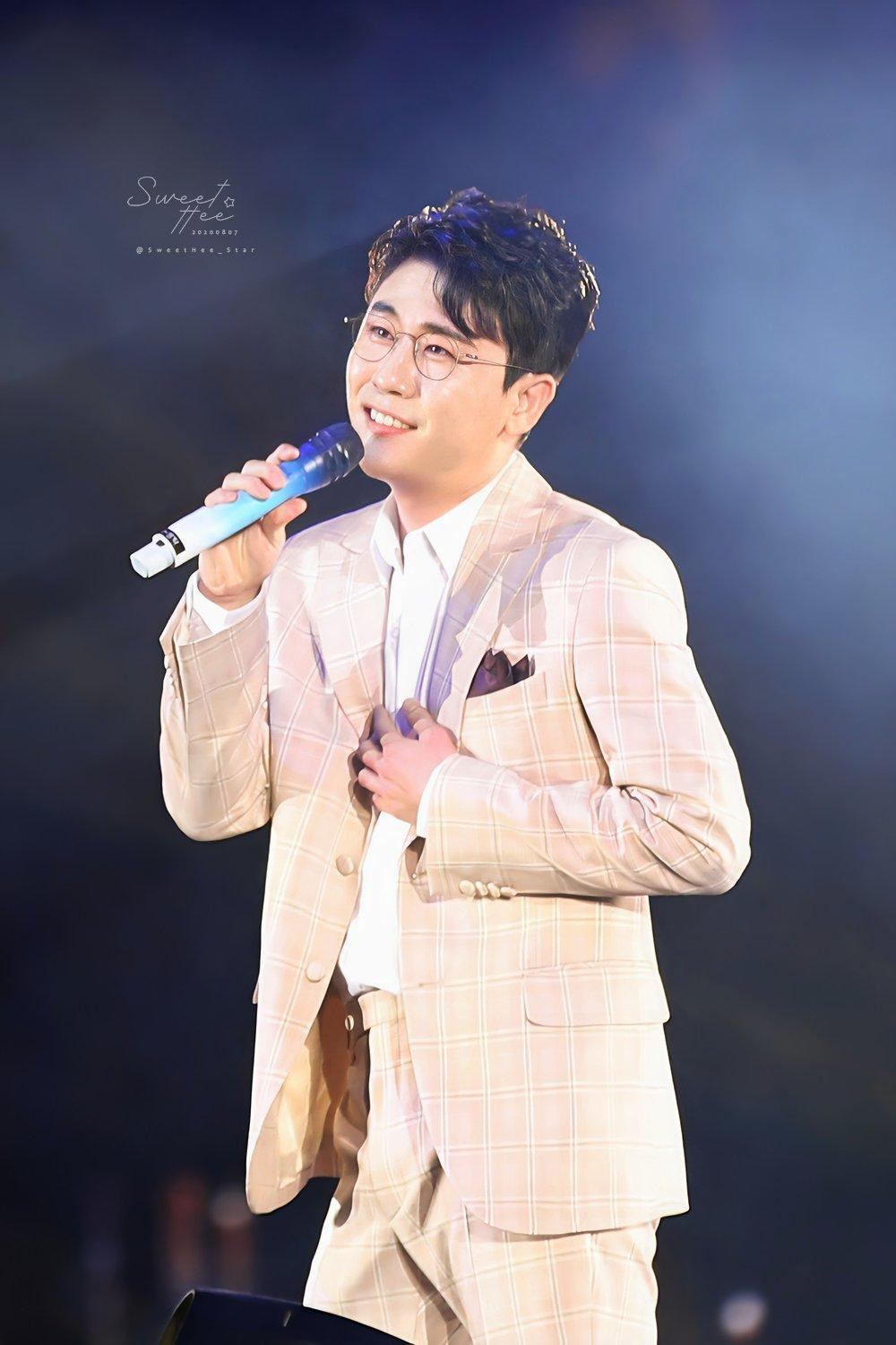 Một giọng ca nhạc trot khác góp mặt trong top 10 là Young Tak. Ra mắt vào năm 2007 với tư cách là một ca sĩ ballad, nhưng đến khi đổi hướng sang nhạc trot, danh tiếng của nam ca sĩ mới được nhiều người biết đến. Năm 2020, Young Tak nổi lên khi đứng thứ 2 trong chương trình của TV Chosun - Mr Trot. Một giọng ca nhạc trot khác góp mặt trong top 10 là Young Tak. Ra mắt vào năm 2007 với tư cách là một ca sĩ ballad, nhưng đến khi đổi hướng sang nhạc trot, danh tiếng của nam ca sĩ mới được nhiều người biết đến. Năm 2020, Young Tak nổi lên khi đứng thứ 2 trong chương trình của TV Chosun - Mr Trot.