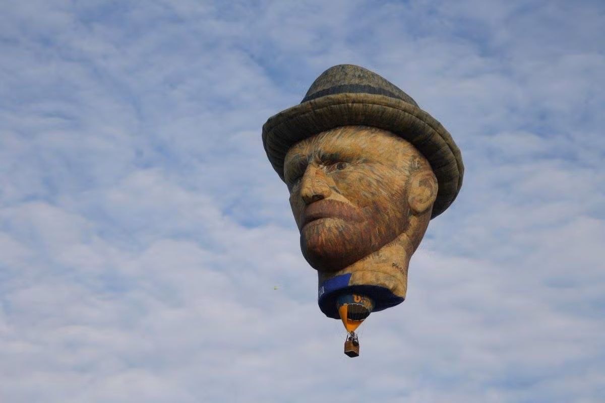 Khinh khí cầu khuôn mặt họa sĩ Vincent van Gogh trong lễ hội Montgolfier ở Warstein, Đức năm 2015.