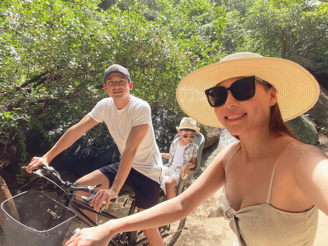 Để thay đổi không khí sau thời gian dài giãn cách vì dịch COVID-19 và vướng phải lùm xùm từ thiện, cả gia đình Lương Thế Thành - Thúy Diễm đến nghỉ dưỡng tại một resort cao cấp ở vịnh Ninh Vân (Nha Trang).