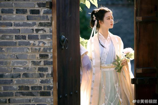 Bộ ảnh đầy tiên khí của ngôi sao 14 tuổi đang là chủ đề nóng trên Weibo