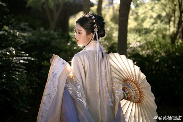 Loạt ảnh mới với tạo hình cổ trang, ngôi sao nhí được mọi người đánh giá cao và khen ngợi. Không chỉ nổi bật ở ngoại hình, năng lực diễn xuất của Điền Điềm cũng gây ấn tượng mạnh.