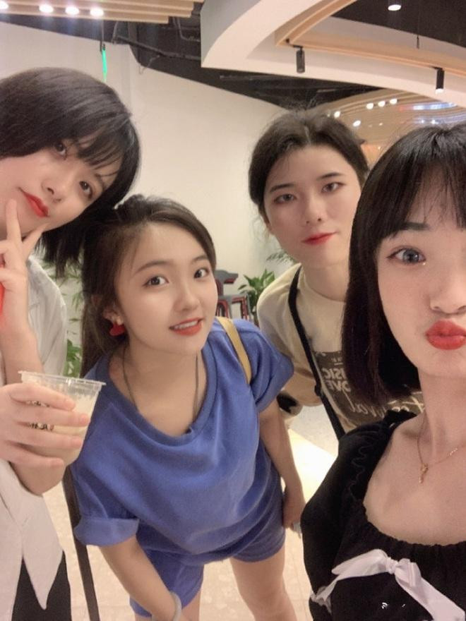 Diệu Khả (áo xanh) bên bạn bè Diệu Khả (áo xanh) bên bạn bè