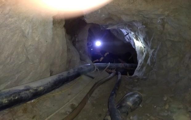 Vòi máy bơm, ống dẫn khí đang được đưa xuống miệng hang để cứu hộ hai người mắc kẹt Vòi máy bơm, ống dẫn khí đang được đưa xuống miệng hang để cứu hộ hai người mắc kẹt