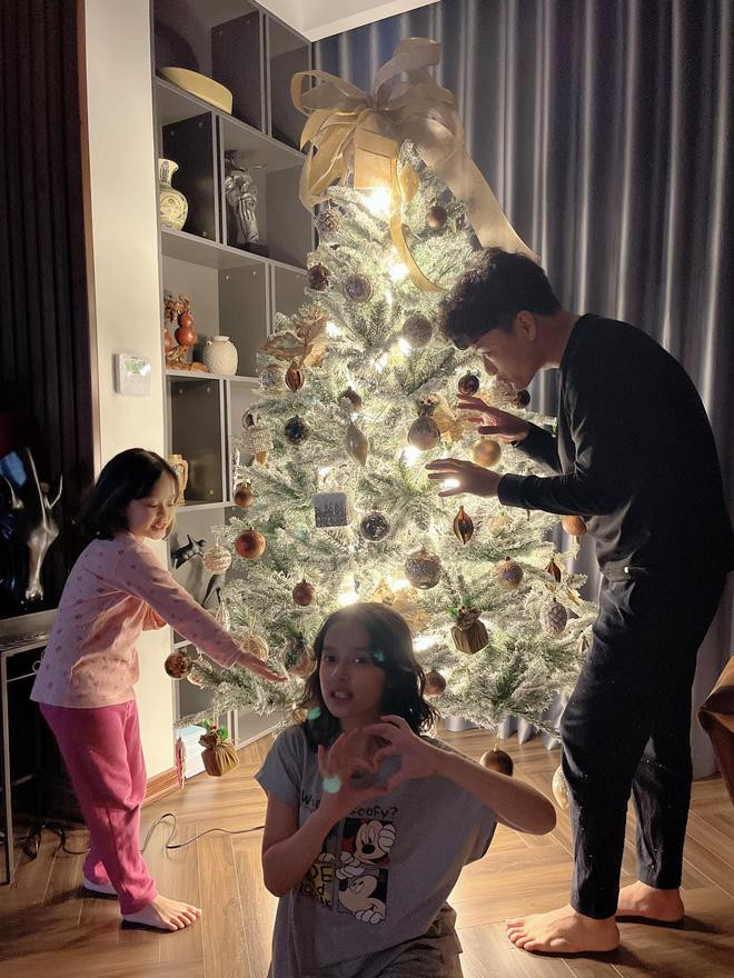 Hồng Đăng cùng hai cô công chúa nhỏ trang trí cây thông Noel.
