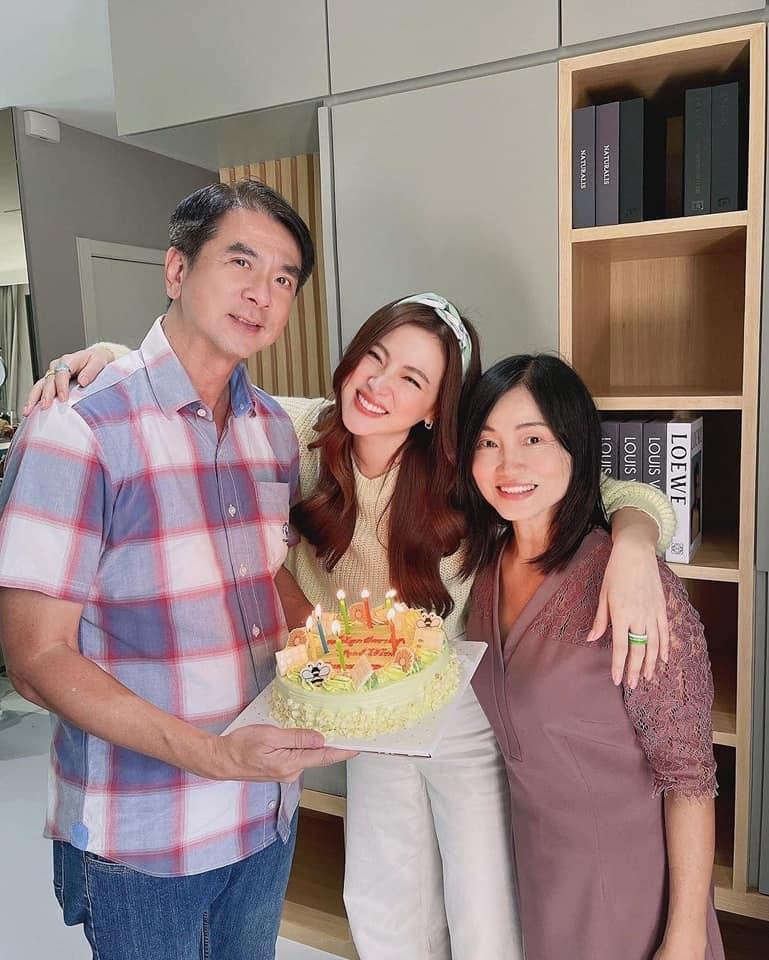 Nhiều người bình luận khen ngợi nữ diễn viên thừa hưởng nét đẹp từ phụ huynh.