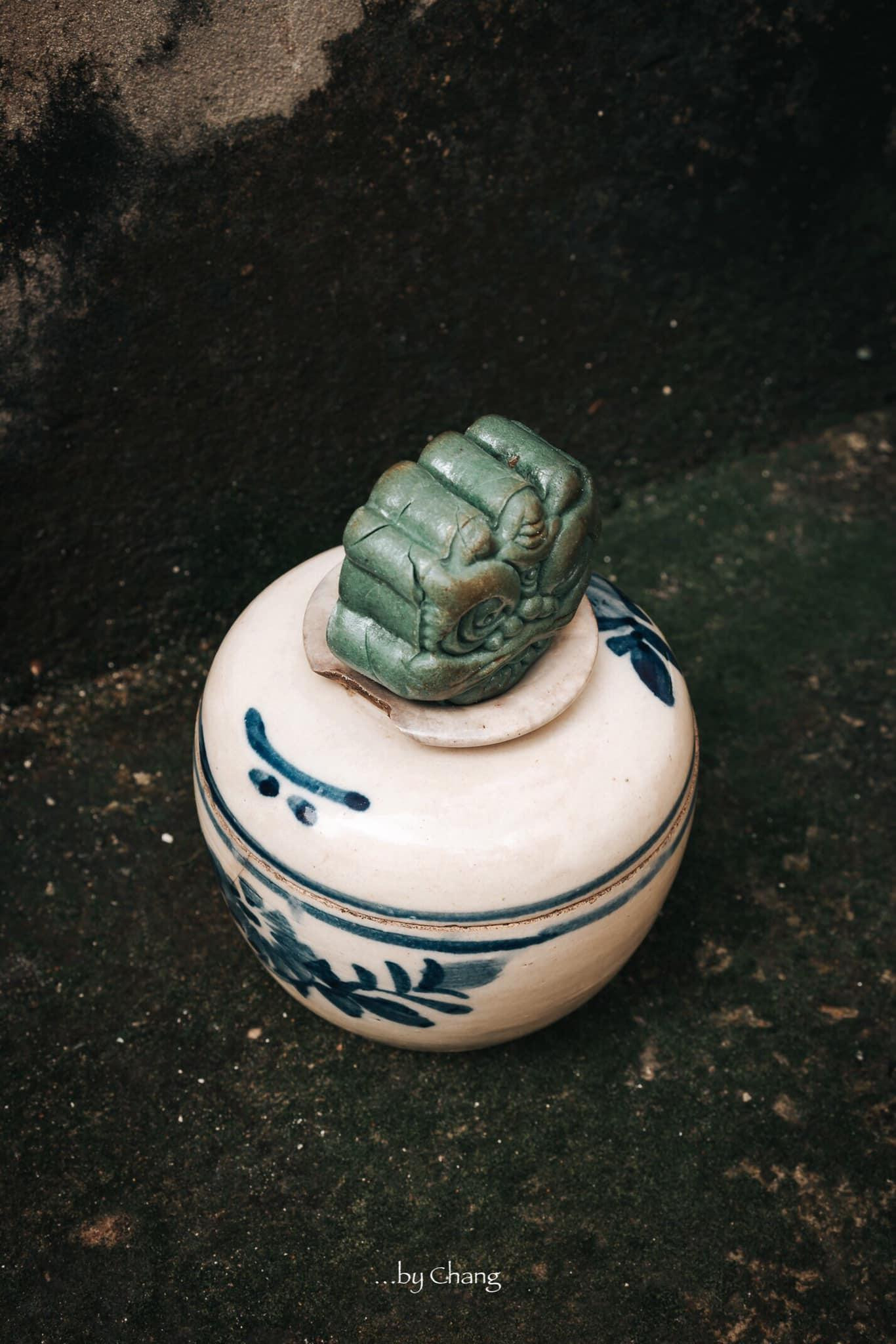 Những vết nứt giả cổ trên thân bánh cũng được thực hiện tỉ mỉ. Những vết nứt giả cổ trên thân bánh cũng được thực hiện tỉ mỉ.