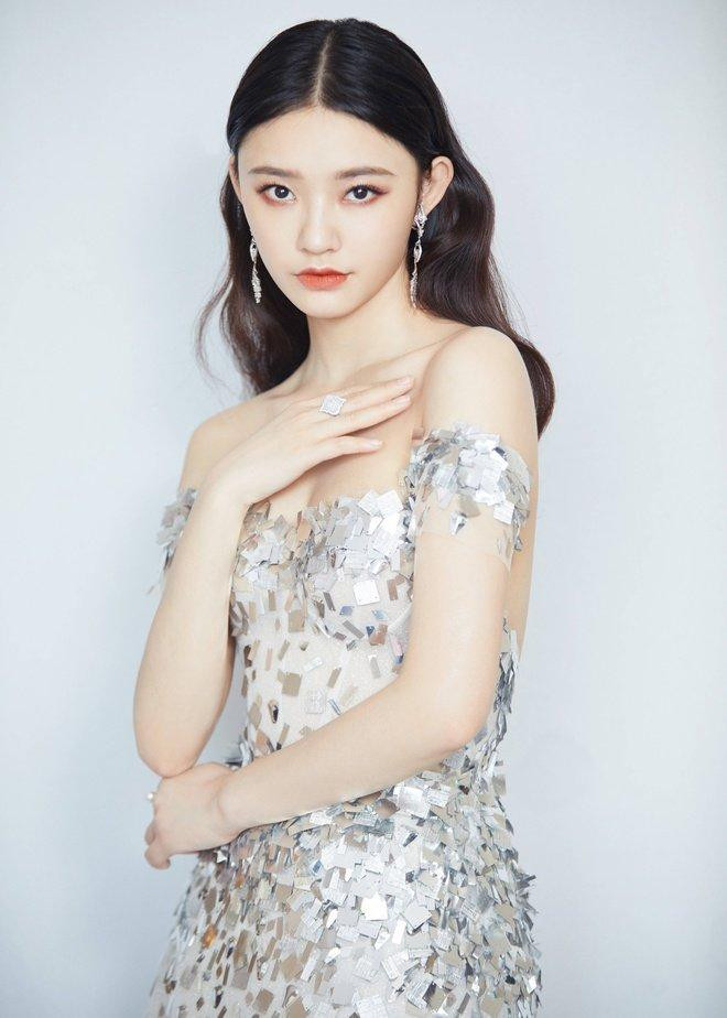 Bên cạnh đó, người đẹp từng dính đến loạt scandal như hút thuốc, uống rượu, ảnh mặc nội y năm 14-15 tuổi khiến hình tượng Lâm Duẫn xấu xí trong mắt công chúng.