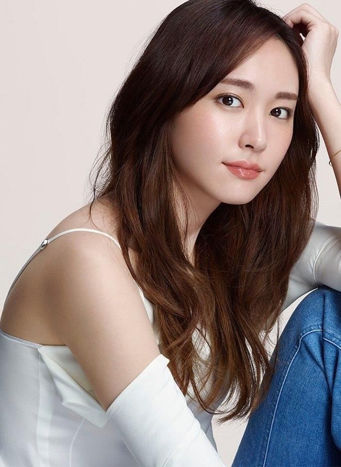 Dù đã bước sang tuổi 33 nhưng vẻ đẹp của mỹ nhân xứ Phù Tang so với lớp sao trẻ vẫn bất khả chiến bại.