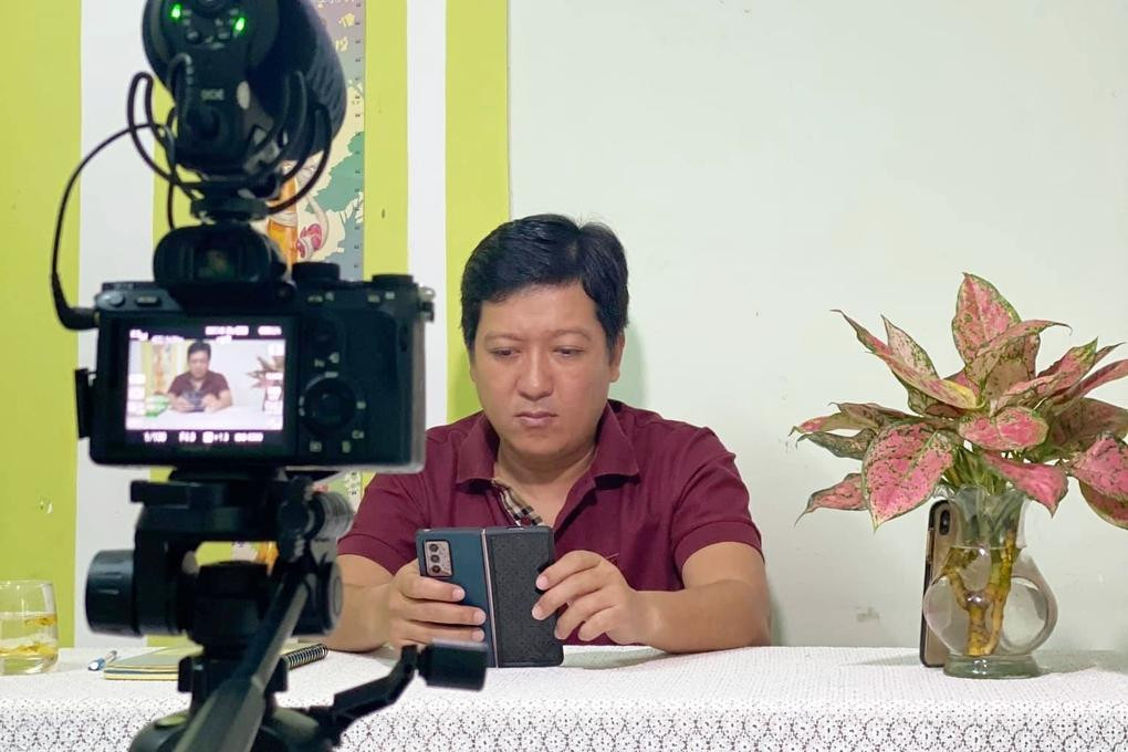 Giãn cách trong thời gian dài khiến công việc bị ngừng trệ, anh phải tự mình kiêm đủ vai trò để ghi hình gameshow. Trường Giang nhắn nhủ tới khán giả rằng cuộc sống không thể thiếu tiếng cười. Dù trong hoàn cảnh khó khăn nào, chúng ta cũng nên đến với tâm thế mạnh mẽ và hướng tới những điều tích cực.