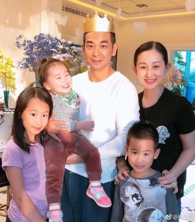 Triệu Văn Trác bên vợ con Triệu Văn Trác bên vợ con