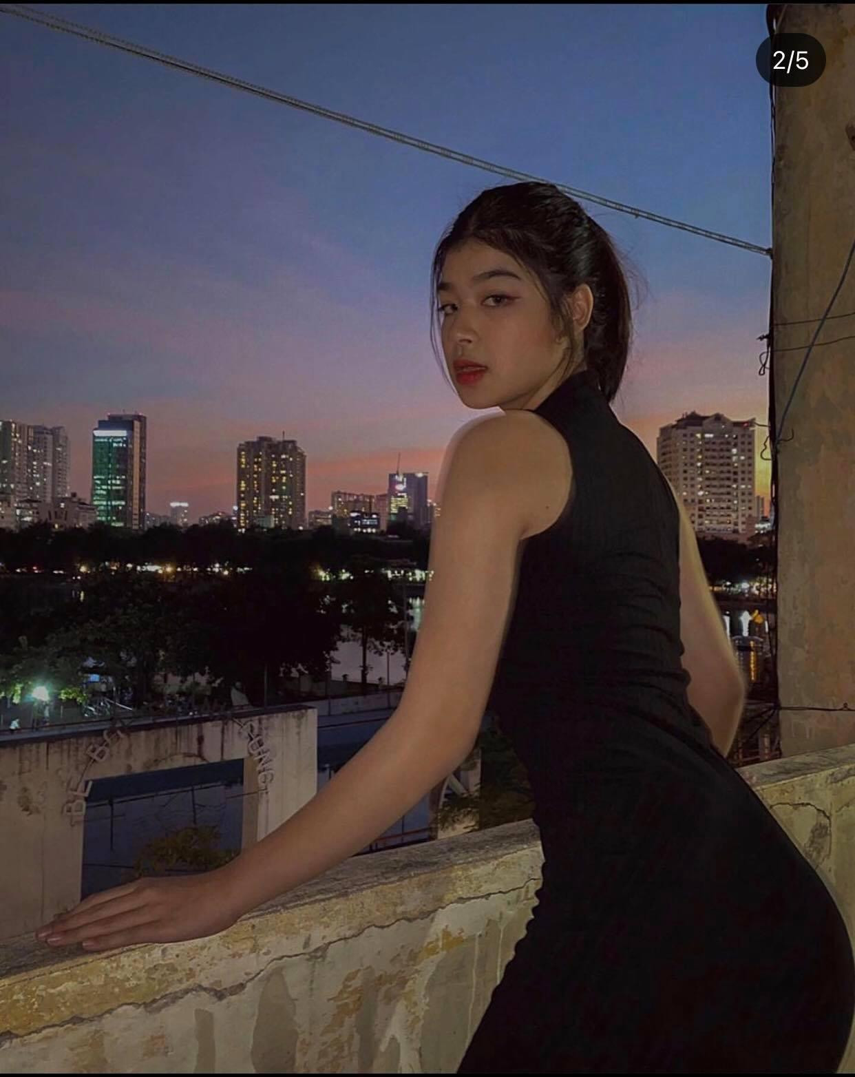 Với gu ăn mặc hiện đại, Hoài Anh thường lựa chọn những bộ trang phục tối màu, sành điệu.