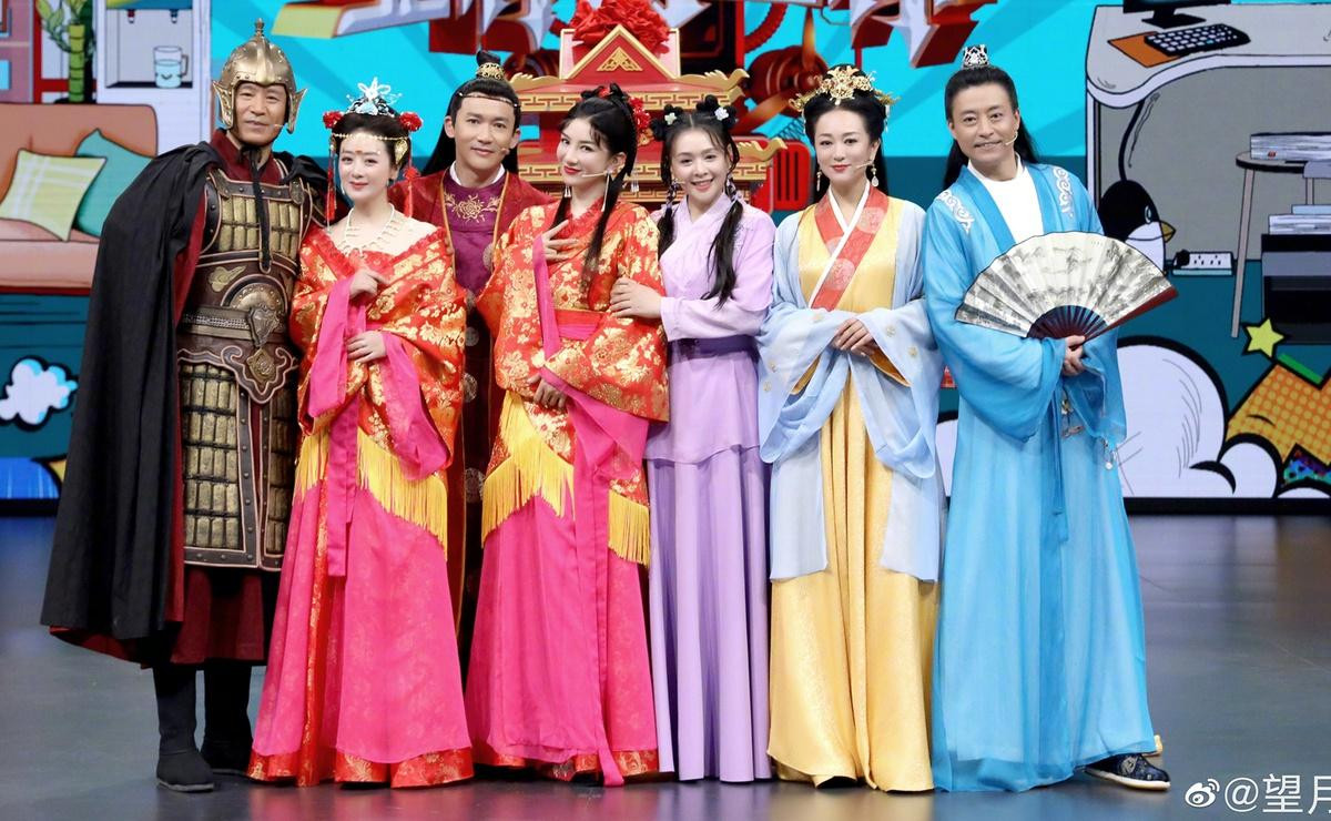 Sohu đưa tin, dàn diễn viên “Lên Nhầm Kiệu Hoa Được Chồng Như Ý” đã tái ngộ khán giả trên sân khấu chương trình Vương Bài Đối Bài tối ngày 26/3