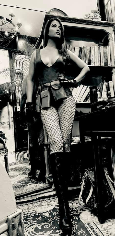 Trương Ngọc Ánh sinh năm 1976 tại Hà Nội. Cô là diễn viên, người mẫu, MC nổi tiếng. Nhắc đến Trương Ngọc Ánh, người ta nhớ tới những vai diễn trong “Giã từ dĩ vãng”, “Đồng tiền xương máu”, “Truy sát”, “Hương Ga”,…Cô từng có cuộc hôn nhân tan vỡ với nam diễn viên Trần Bảo Sơn.