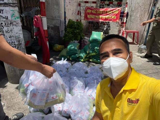 2 tháng qua, nghệ sĩ Quyền Linh tạm gác công việc, miệt mài đi vào vùng dịch hỗ trợ bà con 2 tháng qua, nghệ sĩ Quyền Linh tạm gác công việc, miệt mài đi vào vùng dịch hỗ trợ bà con