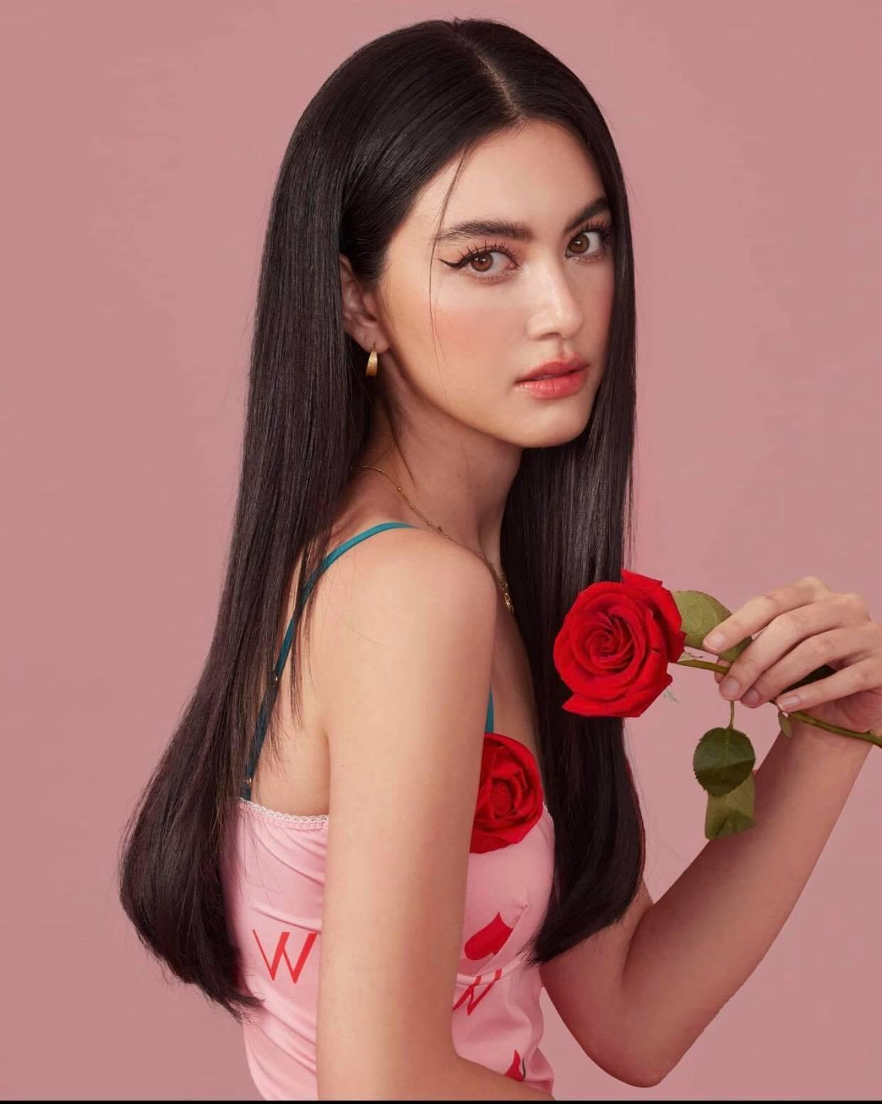 Thời gian gần đây, Mai Davika thường xuyên đăng tải những bộ ảnh khoe thần thái, vóc dáng đỉnh cao thu hút ánh nhìn của người hâm mộ.