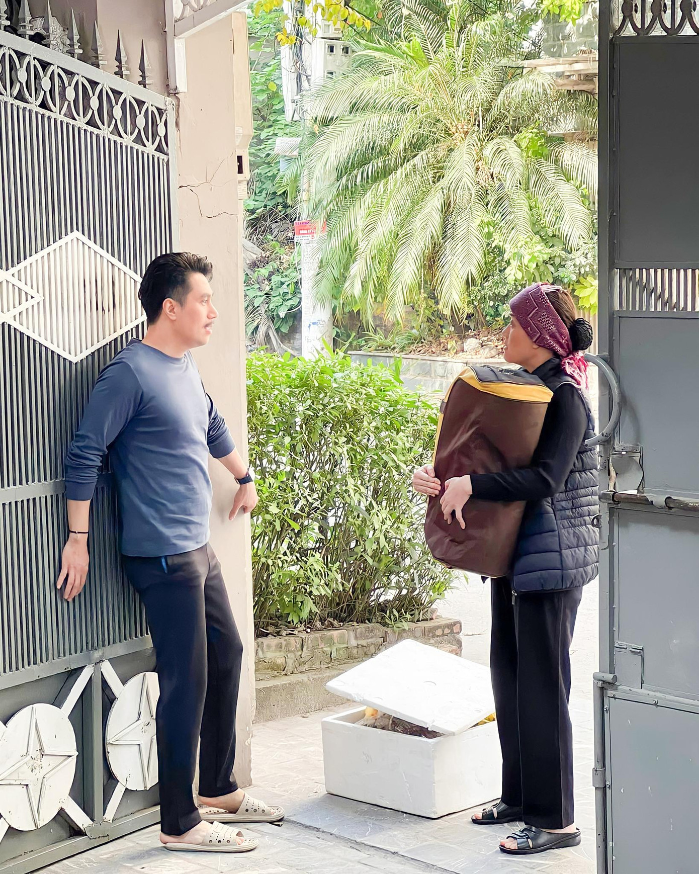 Vân Dung tạo hình khác lạ, vào vai mẹ vợ của Việt Anh ảnh 3 Vân Dung tạo hình khác lạ, vào vai mẹ vợ của Việt Anh ảnh 3