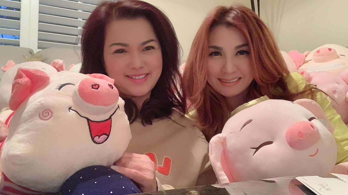 Phương Loan (trái) và Trizzie Phương Trinh (phải) Phương Loan (trái) và Trizzie Phương Trinh (phải)