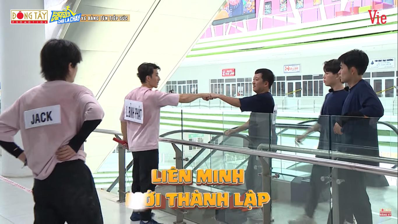 Đội Hồng và đội Xanh thành lập liên minh để xé bảng tên đội Trắng Đội Hồng và đội Xanh thành lập liên minh để xé bảng tên đội Trắng